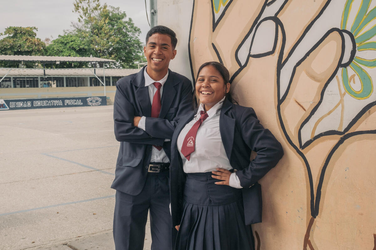 Un joven y una joven posan para la foto vistiendo uniforme escolar