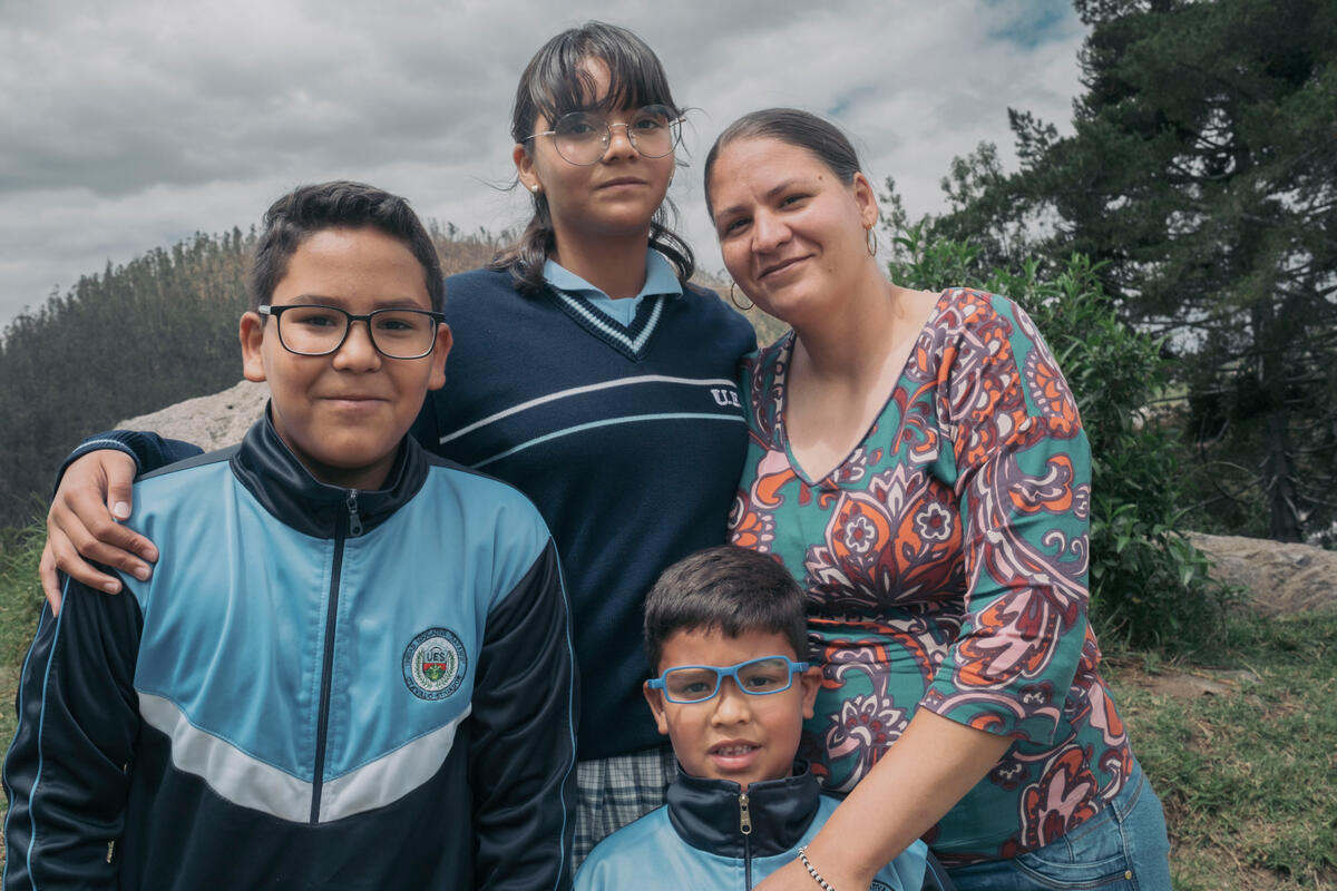 Un adolescente, una adolescente, y un niño pequeño con su madre