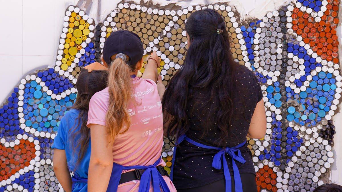 Voluntarias construyendo el mural comunitario &quot;De una posibilidad a una certeza&quot; como parte de la campaña del ACNUR &quot;Esperanza lejos del Hogar&quot;, que conmemora el 40 aniversario de la Declaración de Cartagena sobre los Refugiados.