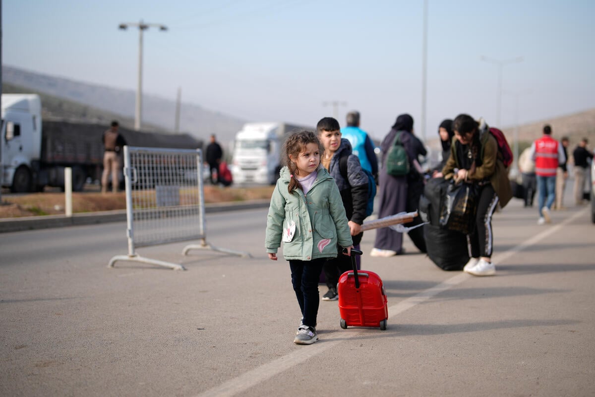 Syrian refugees in Türkiye, including families with children, arrive at the Cilvegözü – Bab Al-Hawa border crossing point between Türkiye and Syria, with their luggage, to complete a voluntary repatriation process, before crossing into Syria to return home. Türkiye. High Commissioner visits Cilvegözü border crossing as Syrian refugees voluntarily return home