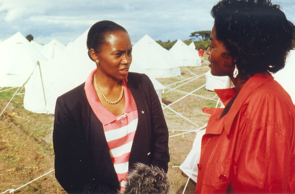 Dos mujeres negras conversan en un campamento de refugiados