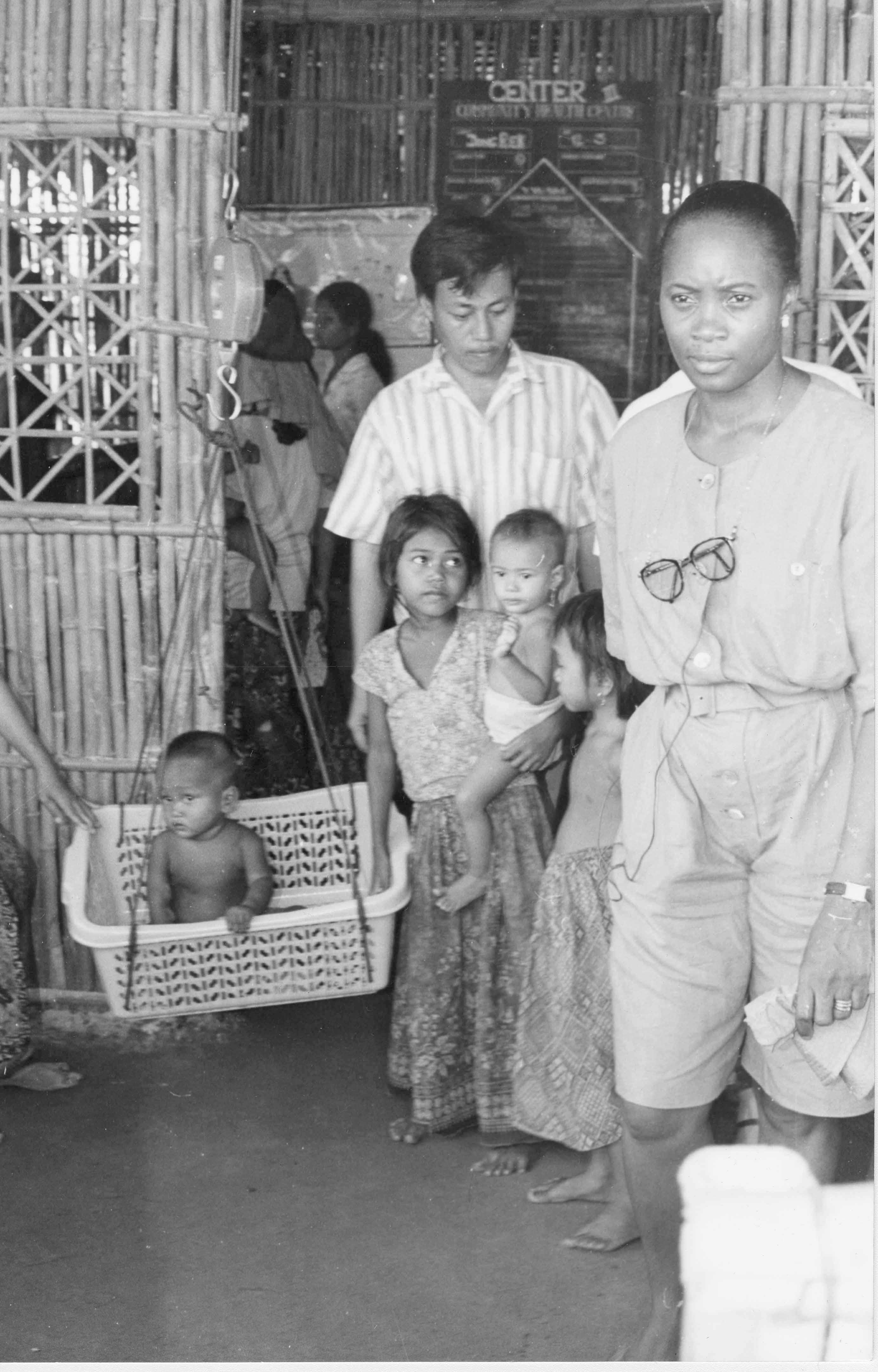 Una mujer afroestadunidense junto a una familia jemer