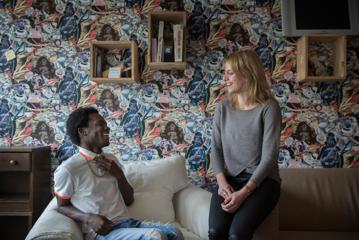 Samuel*, refugiado jamaicano de 23 años, conoció a Amber Borra, una estudiante de psicología de 26, que le ayudó a aprender neerlandés.