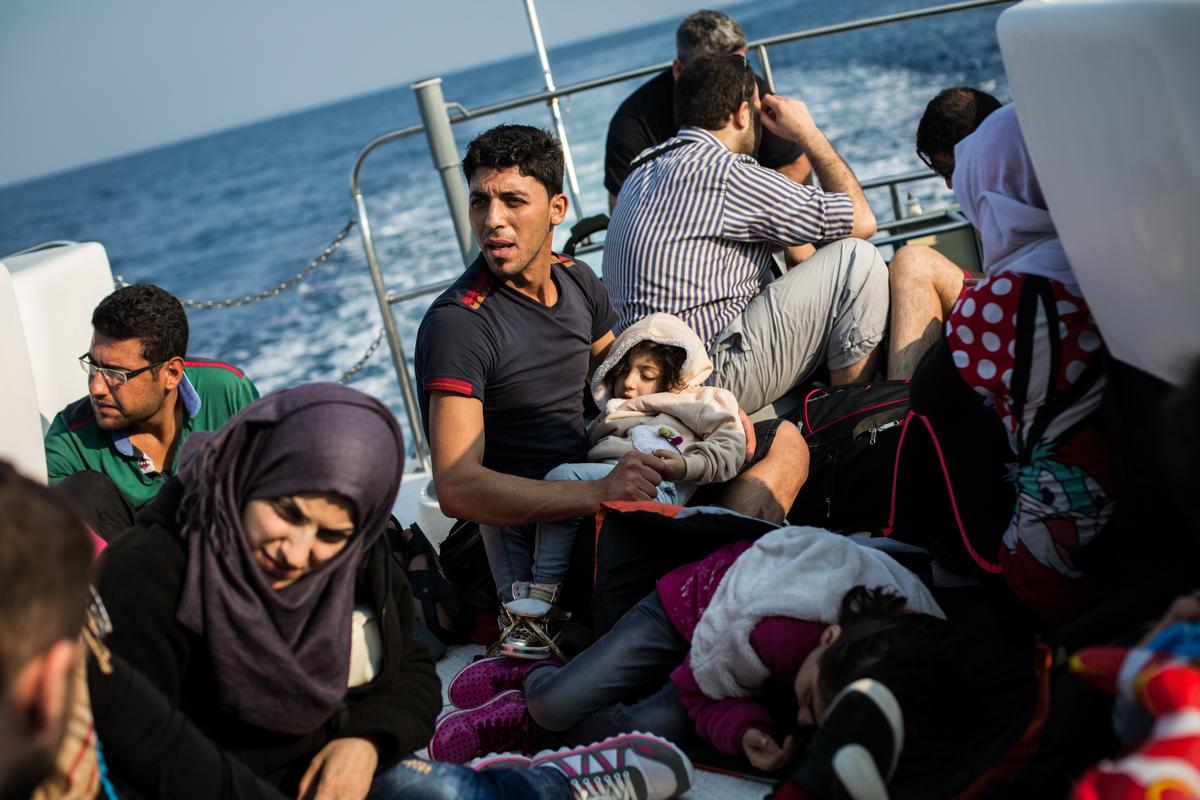 Personas sirias refugiadas a bordo de una embarcación de la Guardia Costera Helénica tras haber sido rescatadas en el mar Mediterráneo, cerca de la costa de Lesbos, Grecia.