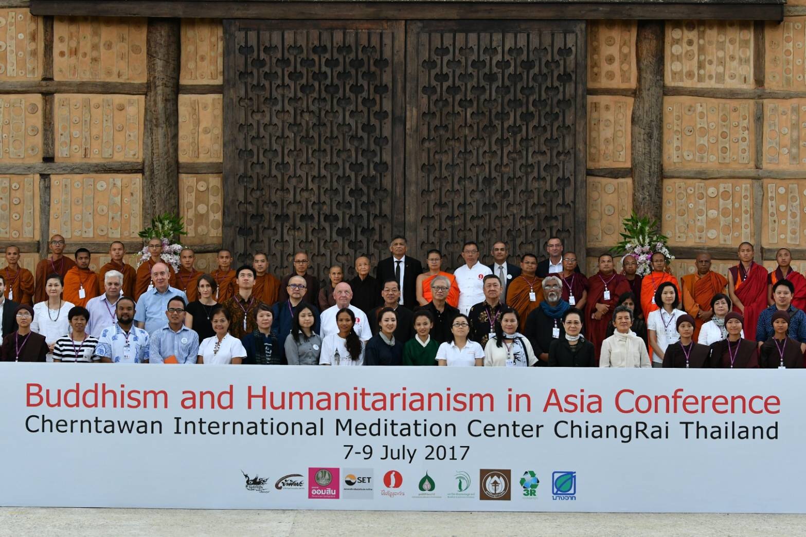 Fotografía grupal de las personas que asistieron al encuentro sobre Budismo y Humanismo en Asia