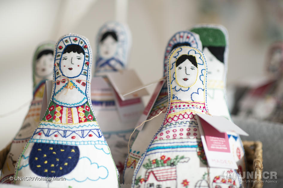 Una colección de muñecos navideños hechos a mano