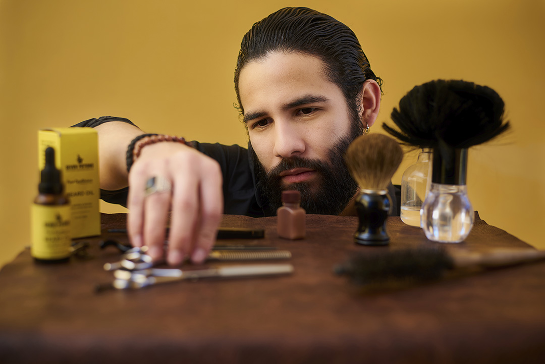 Ángel Camacho, barbero profesional.