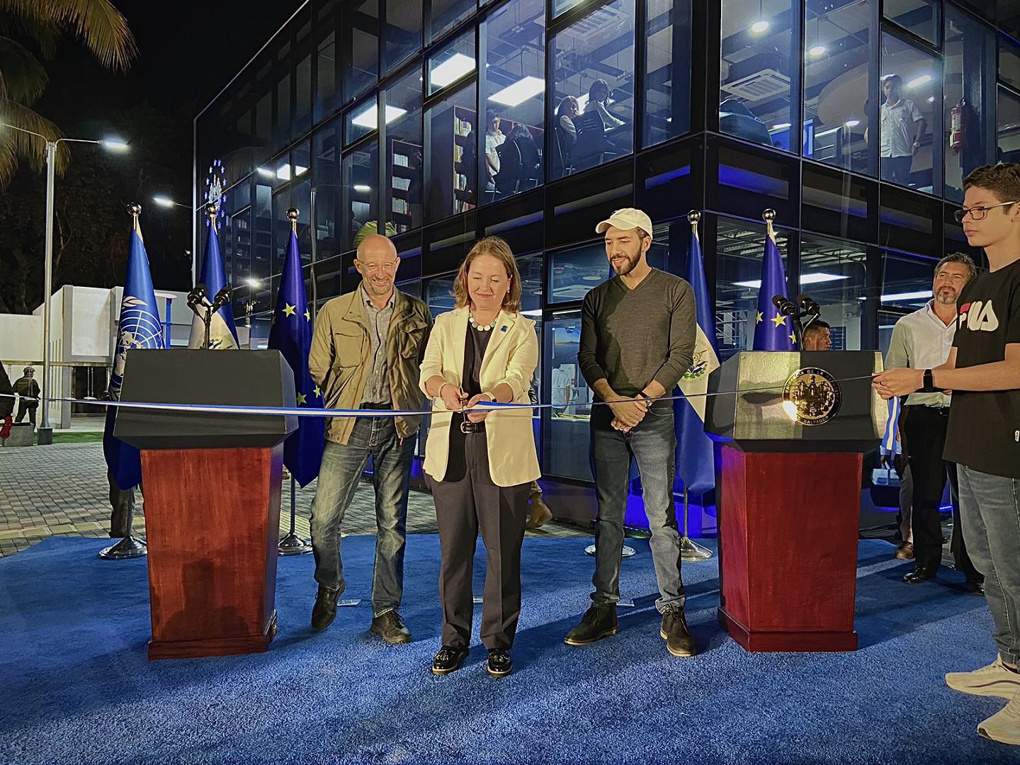 La Representante de ACNUR en El Salvador, Laura Almirall, participa en la inauguración del CUBO en la colonia San José II en Soyapango, junto al Presidente de El Salvador, Nayib Bukele y al Embajador de la Unión Europea en El Salvador, François Roudié.