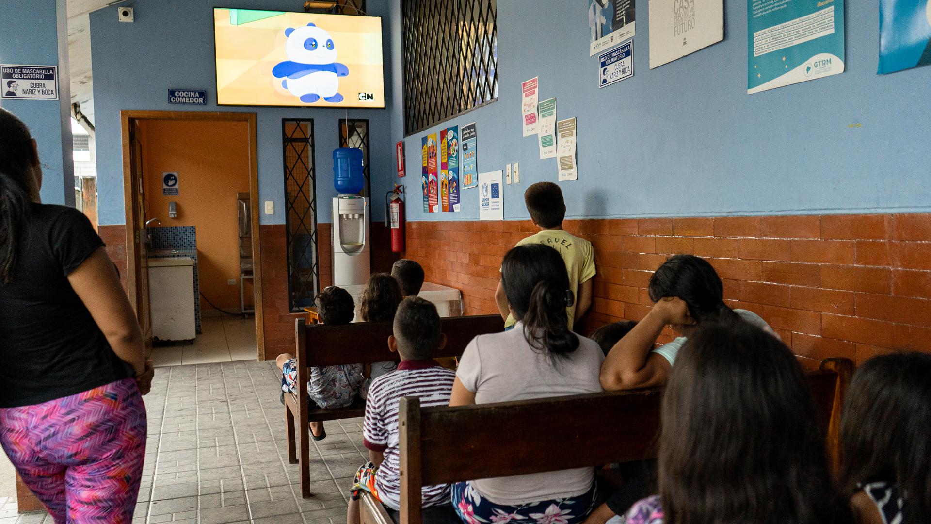 Con el apoyo ACNUR, y con el cofinanciamiento de la Unión Europea, este espacio permite que personas en movilidad humana reciban a su llegada enseres básicos, como kits de aseo personal, primeros auxilios, ropa y calzado. También se evalúa si necesitan una receta o examen médico. Además de alojamiento y tres comidas diarias, las personas adultas reciben información sobre cómo solicitar asilo mientras que las niñas y los niños juegan en un espacio seguro.
