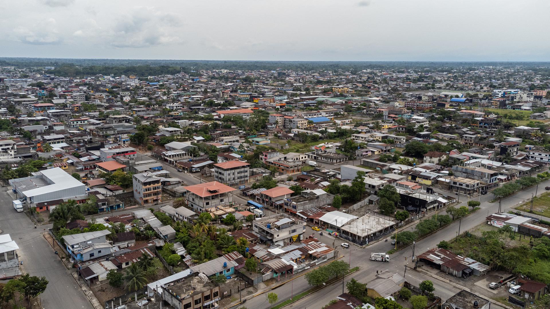 Ecuador es el país con el mayor número de personas refugiadas de Colombia en el mundo. En el 2022, 4.280 personas colombianas han buscado protección en Ecuador. Históricamente, Ecuador ha sido un país de asilo para personas refugiadas, particularmente para personas huyendo del conflicto armado en el país vecino, Colombia. Con una cifra histórica de unas 74.000 personas reconocidas como refugiadas, Ecuador alberga una de las poblaciones de refugiados reconocidos más grandes de las Américas. El 96 po