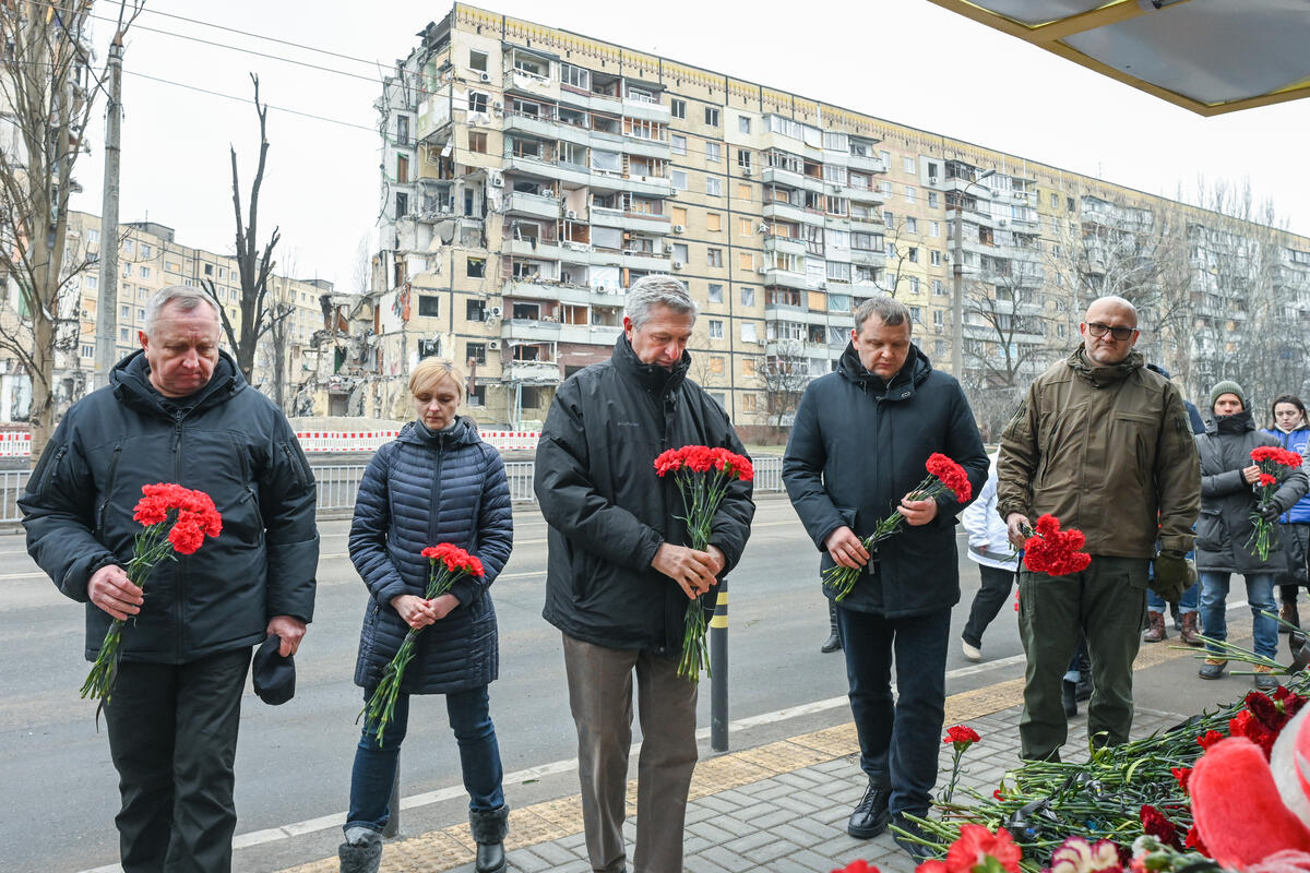 El Alto Comisionado Filippo Grandi (al centro), junto a representantes de las autoridades locales, coloca flores en un edificio residencial destruido durante un ataque con misiles el 14 de enero de 2023, en la ciudad de Dnipro, Ucrania. El Alto Comisionado Filippo Grandi (al centro), junto a representantes de las autoridades locales, coloca flores en un edificio residencial destruido durante un ataque con misiles el 14 de enero de 2023, en la ciudad de Dnipro, Ucrania.