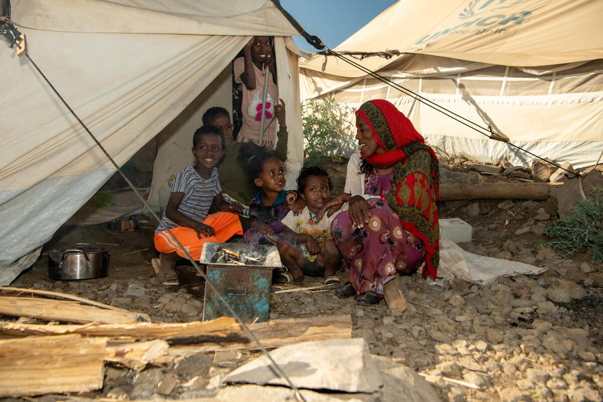 Emun, refugiada eritrea, enciende una fogata afuera de su alojamiento en el campamento de Alemwach, donde ella y sus hijos forman parte de las más de 20.000 personas eritreas desplazadas por el conflicto en la región etíope de Tigray. Emun, refugiada eritrea, enciende una fogata afuera de su alojamiento en el campamento de Alemwach, donde ella y sus hijos forman parte de las más de 20.000 personas eritreas desplazadas por el conflicto en la región etíope de Tigray.
