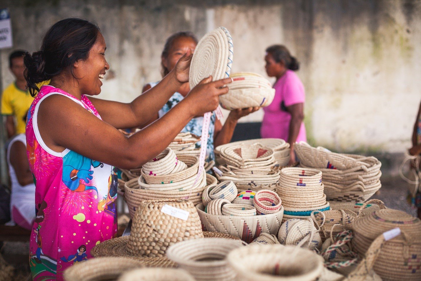 Un proyecto de ACNUR apoya a las poblaciones indígenas refugiadas en Brasil estructurando una cadena de valor para sus artesanías. Un proyecto de ACNUR apoya a las poblaciones indígenas refugiadas en Brasil estructurando una cadena de valor para sus artesanías.