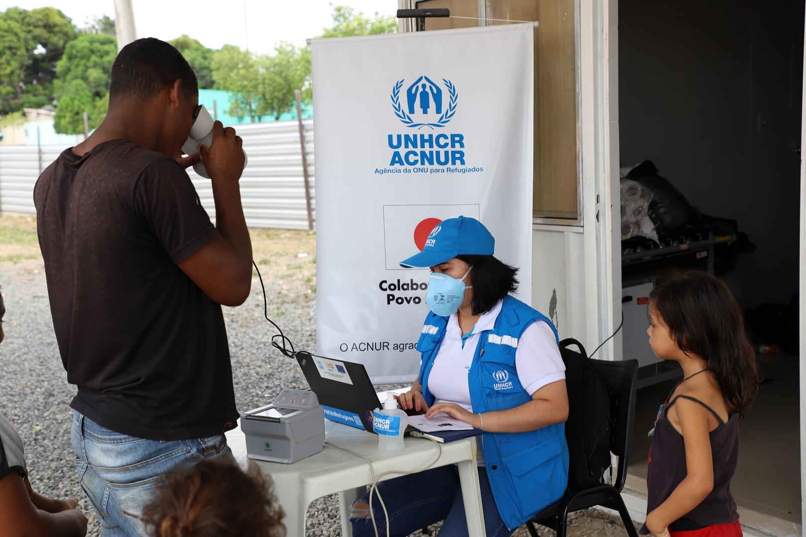 Familia venezolana durante una actividad de registro de ACNUR en el refugio Rondón 1 en Boa Vista, norte de Brasil.