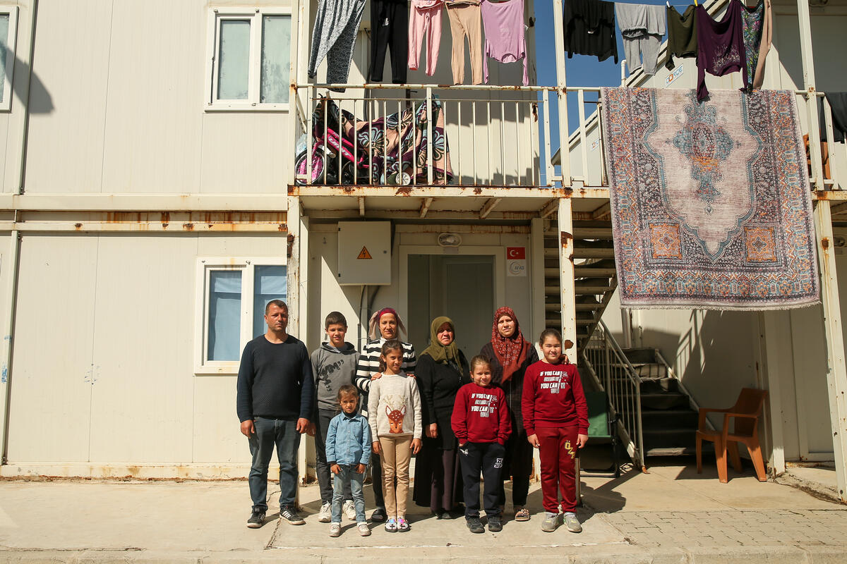 Türkiye. High Commissioner visits Turkish family sheltering in Hatay centre