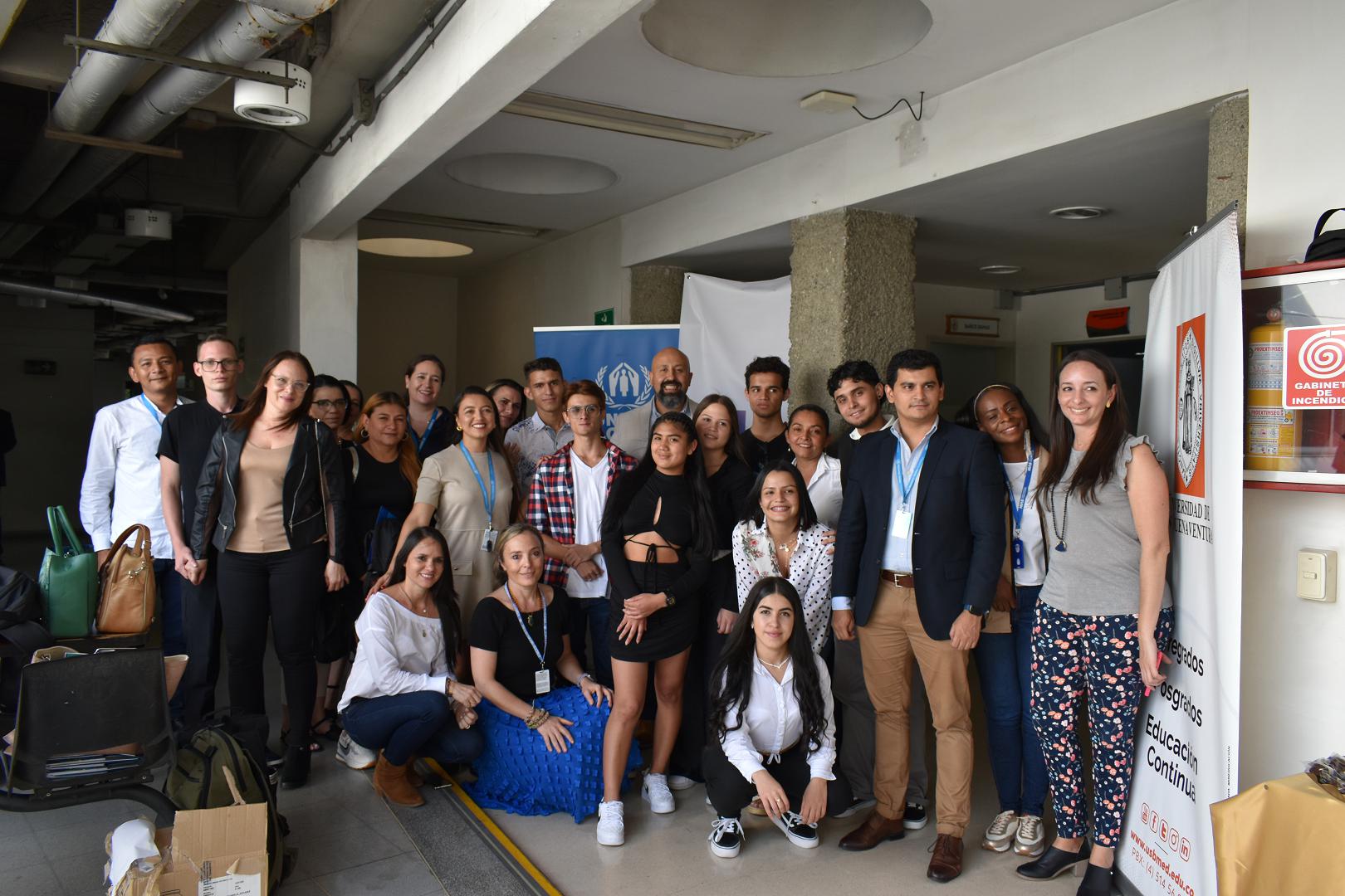 Jóvenes beneficiarios del programa DAFI y personal de ACNUR en Medellín, Colombia.