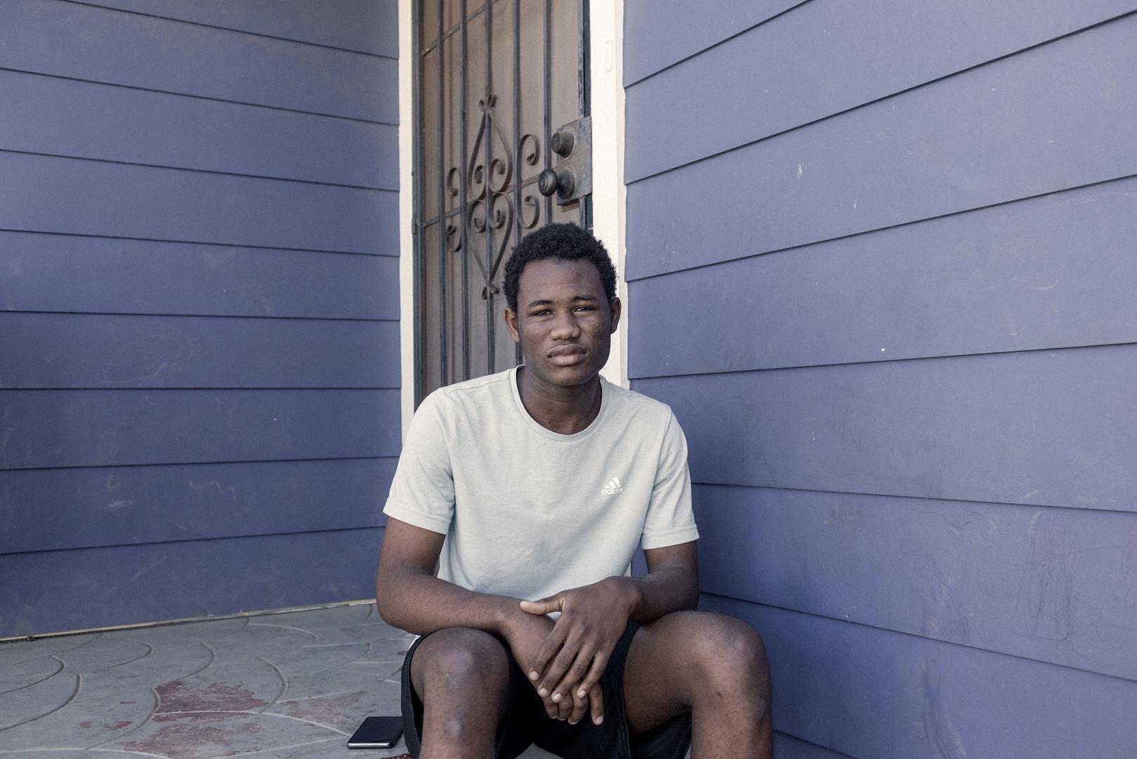 Este joven solicitante de asilo en Estados Unidos vive en un albergue al sur de California desde que llegó al país.