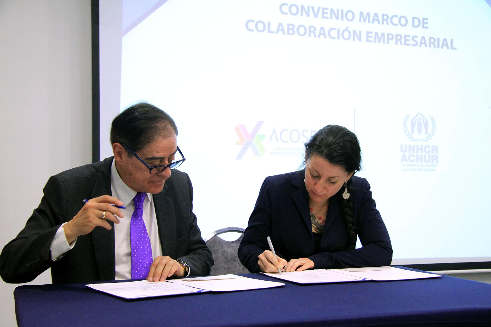 Miguel Pérez García, Presidente de ACOSET, y Janic Galibois, Oficial Asociada de Medios de Vida e Inclusión Económica de ACNUR, durante la firma de una carta de entendimiento entre ACOSET y ACNUR el 28 de marzo en Bogotá.