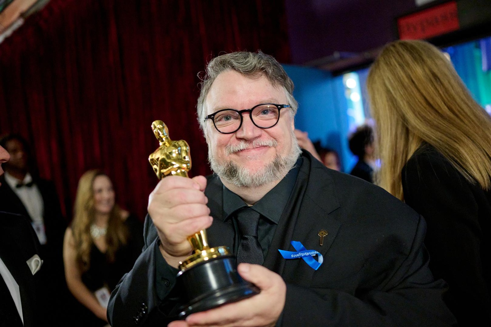 Guillermo del Toro posa tras bambalinas con el Óscar que recibió en la categoría de Mejor Película Animada durante la transmisión en vivo de ABC de la 95 edición de los Óscar, la cual tuvo lugar en el Teatro Dolby, en Ovation Hollywood, el domingo 12 de marzo de 2023.