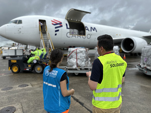 Funcionarios de ACNUR y de LATAM reciben un cargamento de artículos ayuda en el aeropuerto de Tocumen, en Panamá.