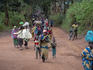 En las primeras horas de la mañana, personas desplazadas retornan a Plain Savo, en la República Democrática del Congo, después de pasar la noche en la cercana localidad de Bulé.