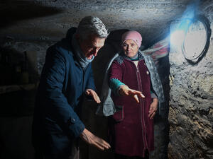 Filippo Grandi, Alto Comisionado para los Refugiados, en un búnker junto a una mujer de Ucrania