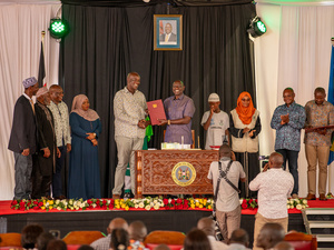 Un grupo de personas celebra la firma del documento oficial que reconoce la ciudadanía de la comunidad pemba, en Kenia