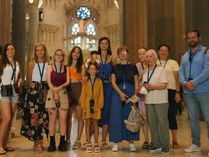Un grupo de personas refugiadas asiste a una visita guiada a la Sagrada Familia orgainzada por Heritage for Peace.