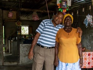 La pandemia ha afectado gravemente a las personas mayores refugiadas, como Agapito, un colombiano de 64 años, aquí fotografiado con su esposa ecuatoriana, Wilma.