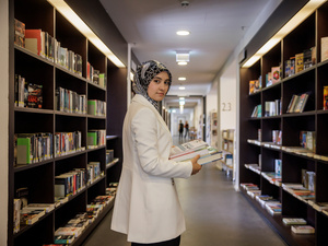 Nilab Akhmad visita una biblioteca en Berlín, Alemania.