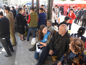 Un grupo de refugiados esperan en un centro de distribución en Goris, una pequeña ciudad fronteriza en el sureste de Armenia.