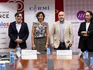 Alberto Durán, vicepresidente ejecutivo de Fundación ONCE; Sophie Muller, representante de ACNUR en España; Luis Cayo Pérez Bueno, presidente del CERMI y Ana Peláez, vicepresidenta ejecutiva de la Fundación CERMI Mujeres, durante la firma del convenio.