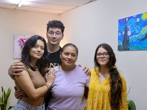 Eneyda junto a tres de sus hijos emocionados al recibir la noticia de que en unos pocos días recibirían la ciudadanía salvadoreña.