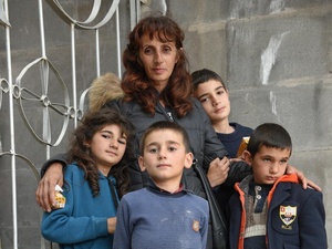 Syuzanna y sus cuatro hijos están entre los más de 100.000 refugiados que llegaron a Armenia en menos de una semana.