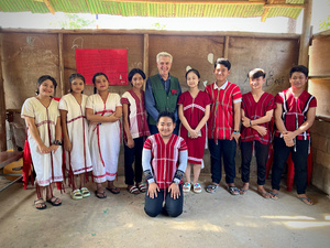 El Alto Comisionado, Filippo Grandi con 9 sonrientes miembros de un comité juvenil en Tailandia.