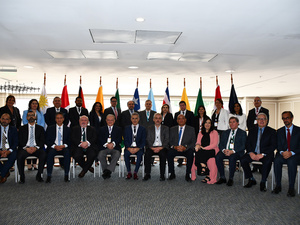 Foto de grupo de los participantes en la reunión.