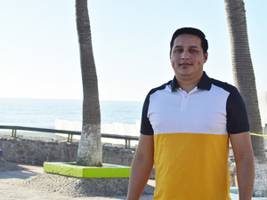 José posa por una foto en Tijuana, México.