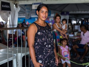 Yelitza es venezolana y colabora en el Puesto de Identificación y Documentación en la frontera de Pacaraima, guardando el equipaje de otros refugiados y migrantes que allí esperan formalizar su entrada a Brasil.