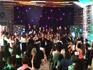 Un coro navideño da un concierto ante decenas de personas