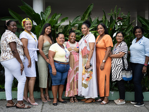 Un grupo de mujeres de pie posando para una foto.