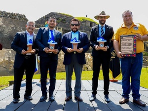 Cinco hombres posan sonrientes mirando a cámara.