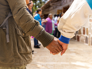 Dos personas tomadas de la mano.