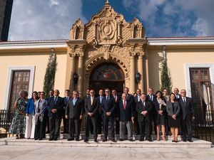 Foto de grupo de los participantes de la reunión.