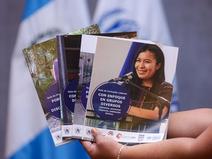 Fotografía de cuatro guías sobre inclusión laboral acomodadas como un abanico