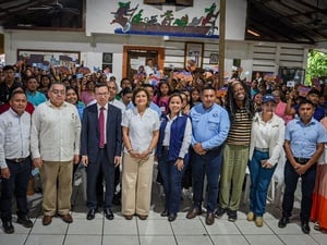 Foto grupal de los participantes del evento.