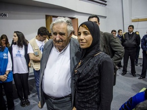 El presidente Mujica al lado de una refugiada siria en el aeropuerto de Montevideo.