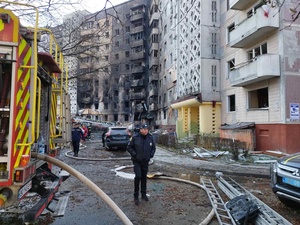 Los servicios de emergencia trabajan en una zona residencial de Ternopil, en el oeste de Ucrania, dañada en un ataque aéreo ruso el 20 de noviembre de 2025.