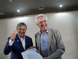 El Ministro de Desarrollo y Asistencia Social, Familia y Lucha contra el Hambre de Brasil, Wellington Dias, y el Alto Comisionado de las Naciones Unidas para los Refugiados, Filippo Grandi, muestran la carta de adhesión de ACNUR a la Alianza Global contra el Hambre y la Pobreza.