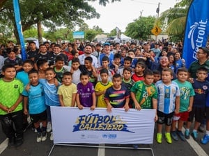 Foto grupal de los niños participantes.