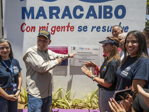 Autoridades muestran la placa de inauguración del Centro de Participación Popular Francisco Eugenio Bustamante, en Maracaibo.